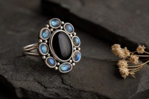 Labradorite Meaning: Symbolism and Lore